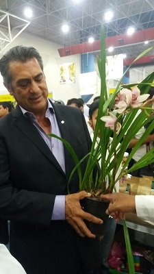 "El Bronco" gober de Nuevo León recibe una orquídea.