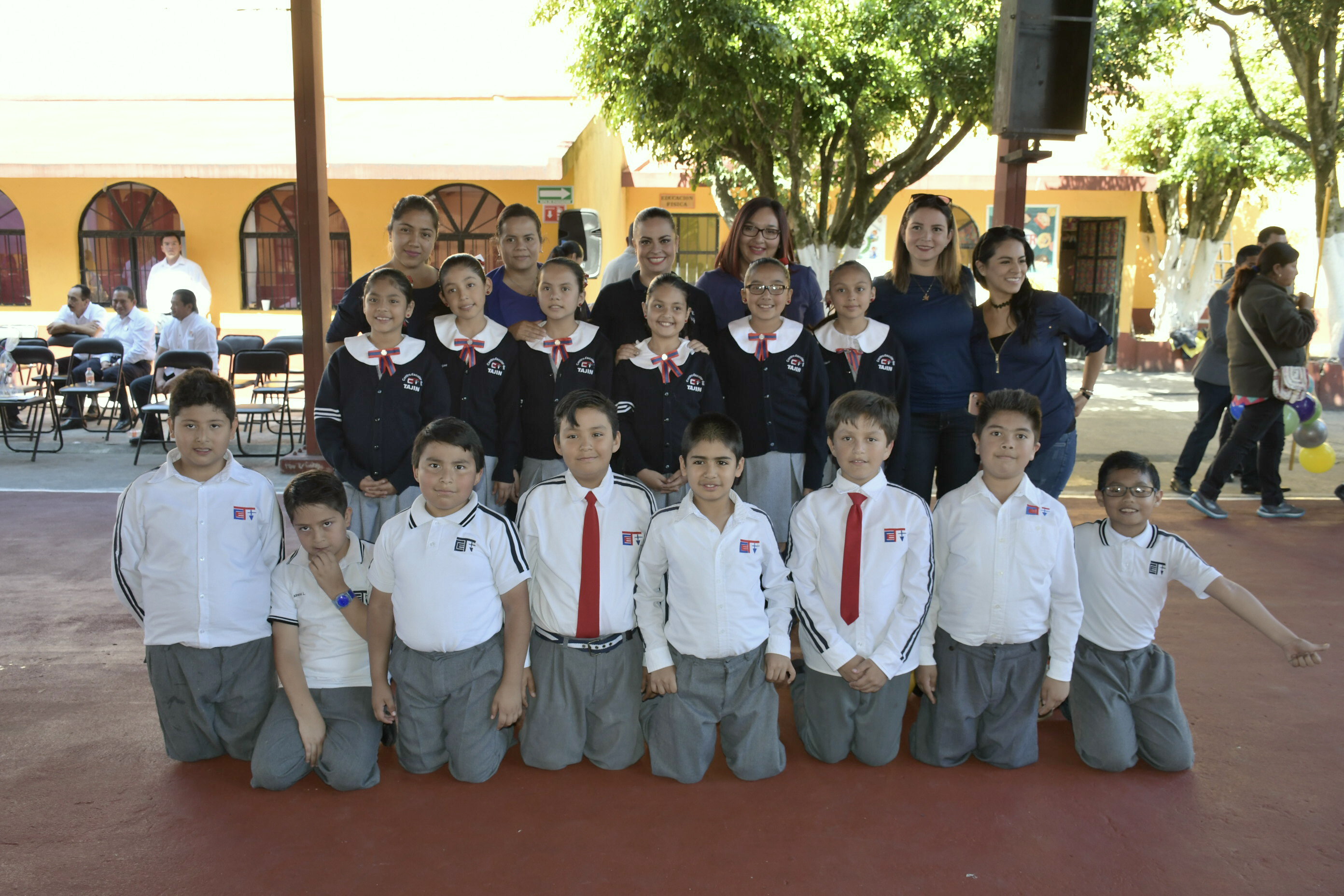 Alumnos y padres de familia del Centro Escolar del Tajín.