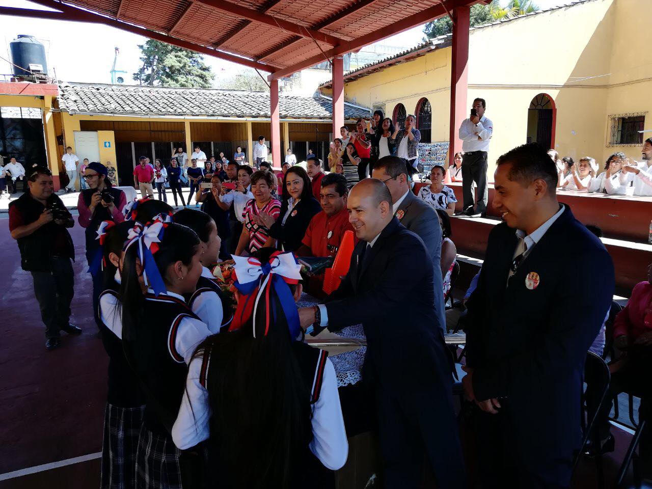 El Supervisor Carlos roberto García hizo entrega de diplomas.