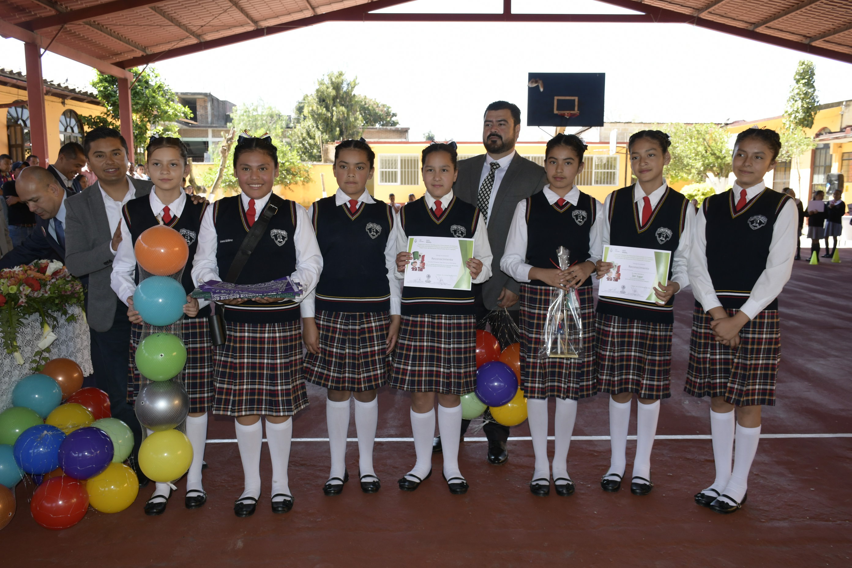 Integrantes de la Escolta de la Escuela Juan de la Luz Enríquez, obtuvieron el Tercer Lugar.