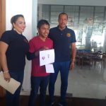 JOSÉ ALBERTO PÉREZ y PATRICIA CONTRERAS ACOSTA DE CJUVER ESCOLTAN AL GANADOR DEL CONCURSO