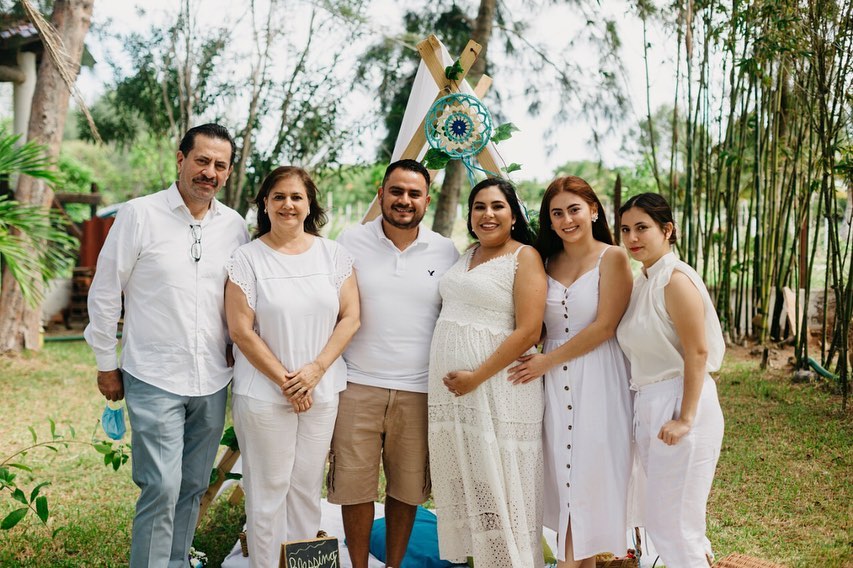 Jorge Mónzón, Lola Lomelí, Lucero y Belém con los futuros papás.