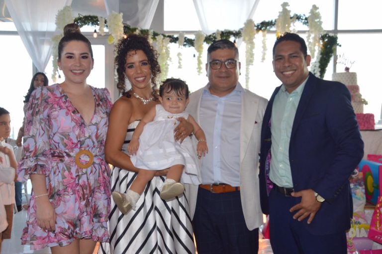 Yuriana Dorantes y Abelito Villanueva con la Familia Sánchez Piñeiro