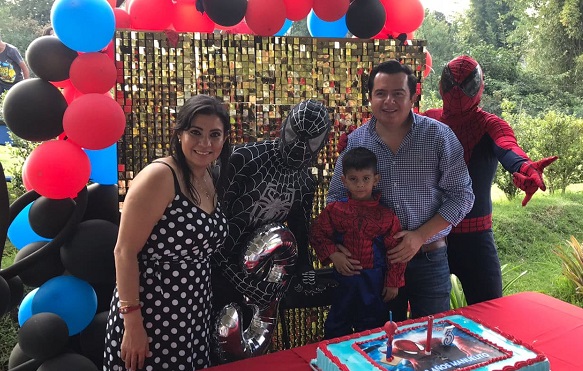 Linda Rubí Martínez y Ulises Colorado con el festejado.