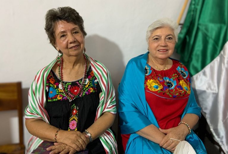 Ofelia Bello y Reina Olvera.