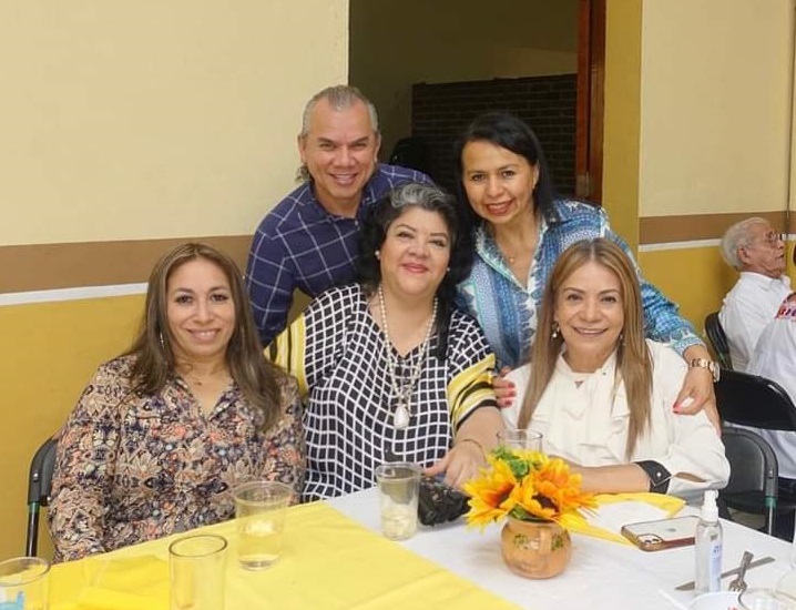 De pie, Kike Muñoz y Sandra Lindo, acompañando a Mercedes Viveros, Isabel y Maribel Menchu.