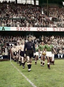 jOSÉ VILLEGAS AL FRENTE EN LA INAUGURACIÓN DE LA COPA DEL MUNDO VS SUECIA 1958, DETRÁS SALVADOR REYES