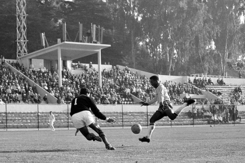 CARBAJAL EN EL MANO A MANO CON pELÉ