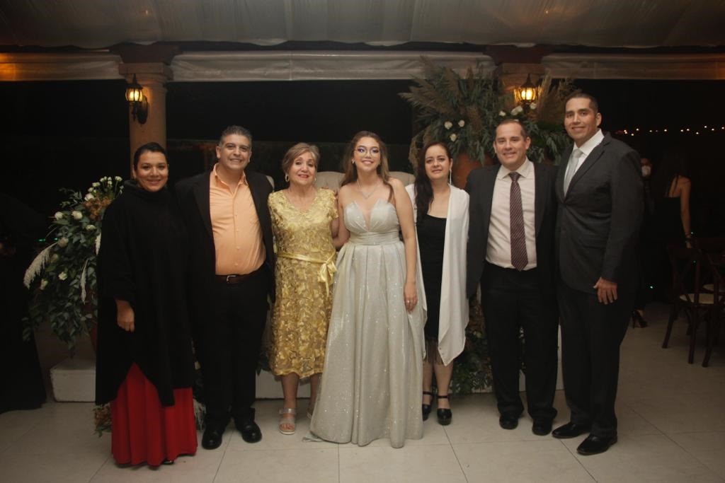 La hermosa quinceañera con familiares