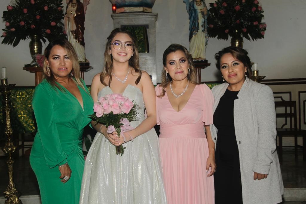 Patricia, Erika y Jenny Méndez con la guapa quinceañera.