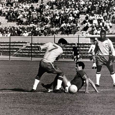 SEPULVEDA ENTRE GARRINCHA Y PELÉ