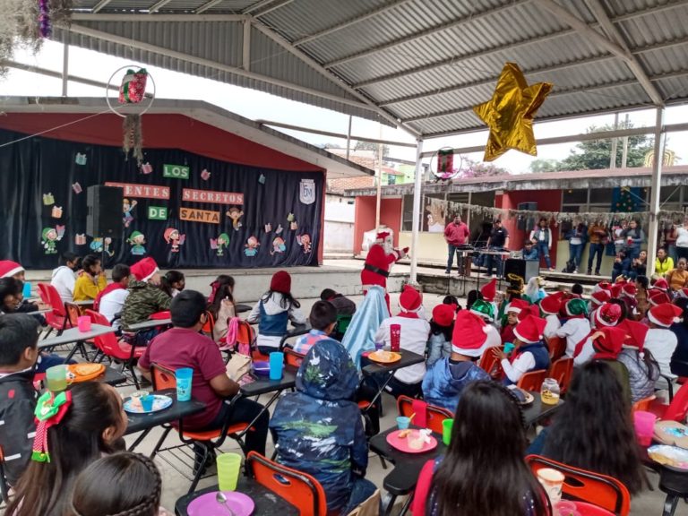 La comunidad escolar estuvo muy atenta a las historias de Santa.