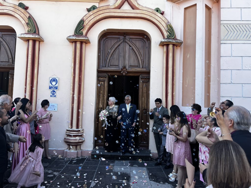 SALIENDO DE LA IGLESIA