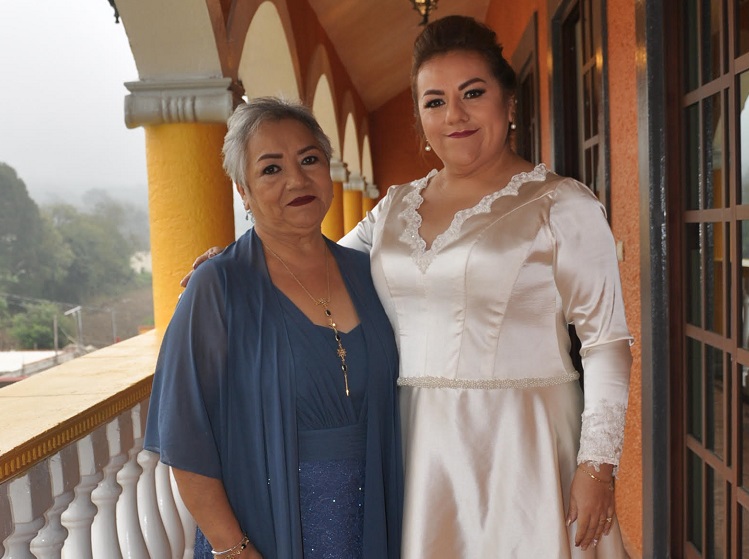 La novia con su mamá Martha Pérez.