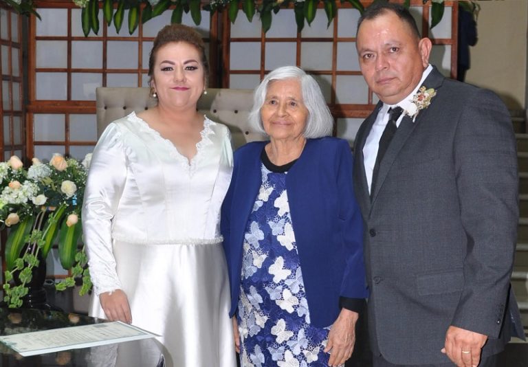 Los recién casados acompañados por Sonia Solorio.