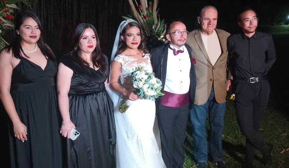 Los recién casados con invitados.