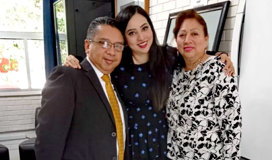 Enrique Valeria y Vicky Sanabria con su hija.