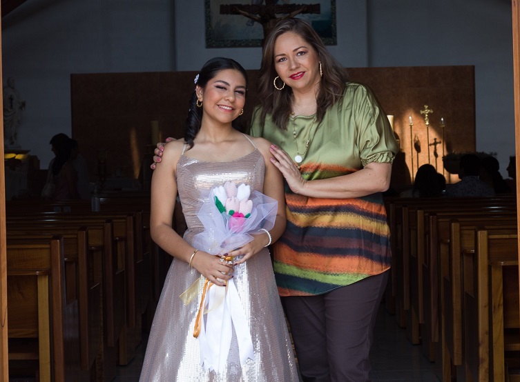 La hermosa quinceañera con su tía Lucina López.