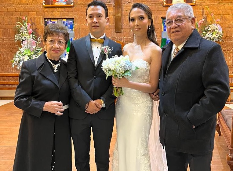 Micky y Ángel Virués con los recién casados.