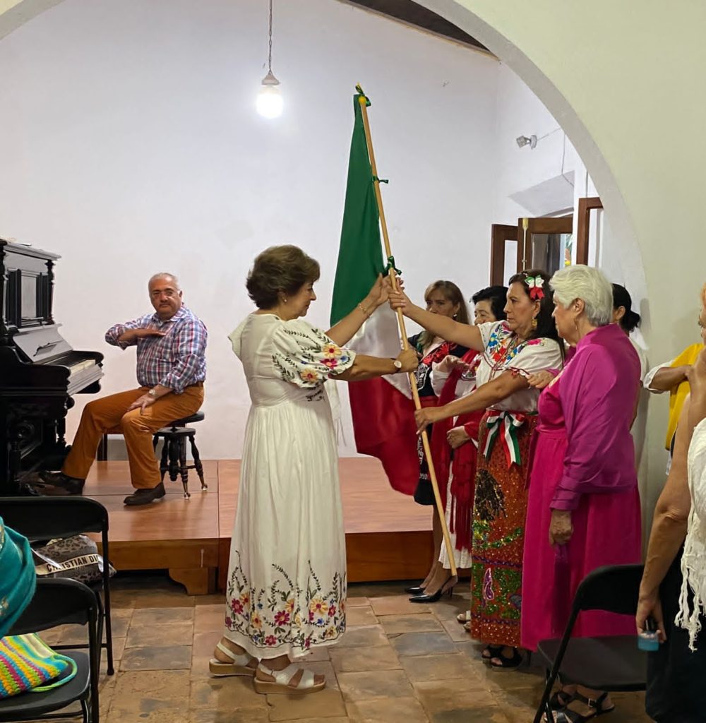 Rosy Torres, entregó el lábaro patrio.