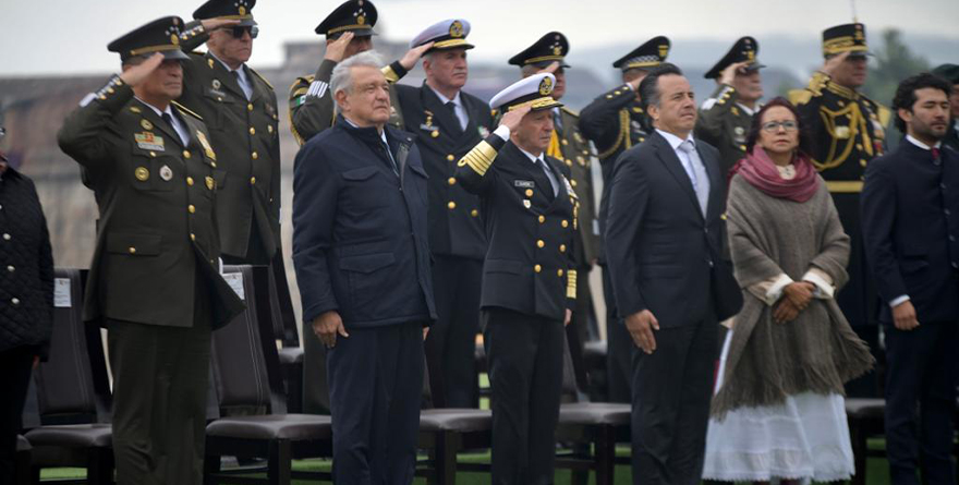 Hombre con uniforme médico militar mostrando a un visitante el