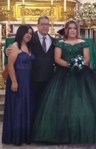 Carlos Alberto Heman Jiménez y Nancy Rosalba Garcia Castro orgullosos de su hija.