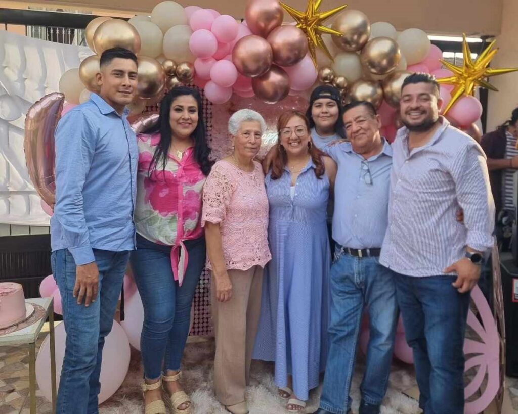 La festejada con la Familia Rodríguez Baez.
