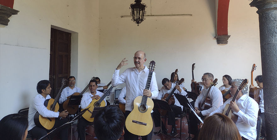 La Orquesta de Guitarras de Xalapa.