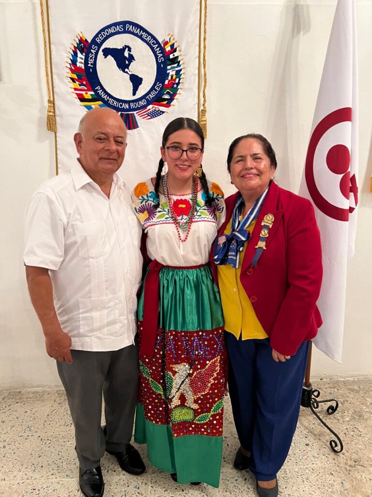 ISMAEL POZOS, RENATA POZOS CON ELVIA LARA.