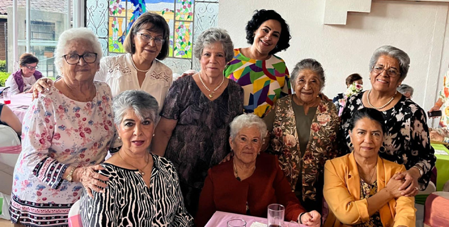 ESTHER OLVERA CON AMIGAS