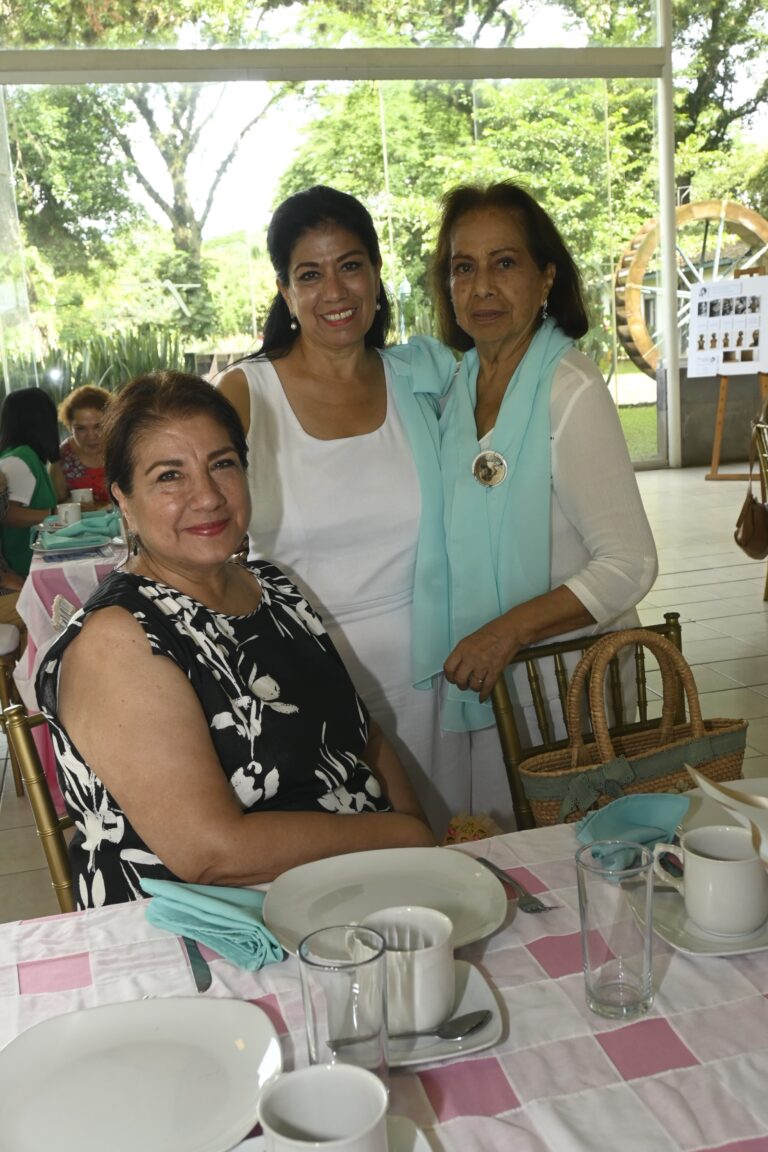 Adriana y Mónica Polanco con Margarita Rodríguez.