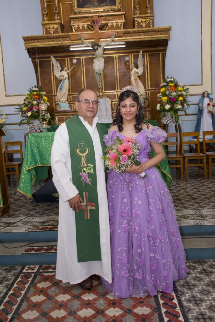 La quinceañera con el padre oficiante