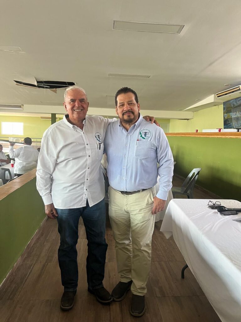 Presidente saliente Juan capellini y presidente entrante Carlos Briceño.