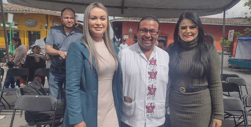 ABRIL DÍAZ Y ARELY BONILLA CON OSCAR ESPINO