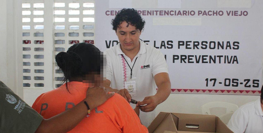 PRESOS EJERCEN VOTO ANTICIPADO PARA ELEGIR ALCALDÍAS EN VERACRUZ