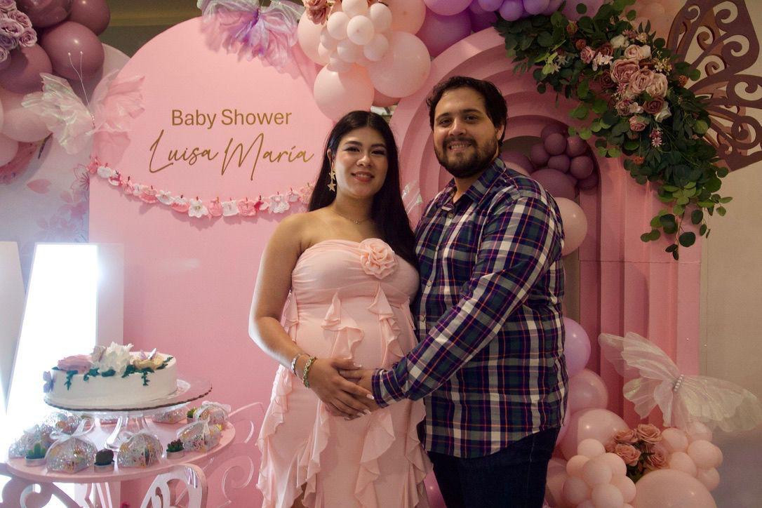 PAULINA EN LA TIERNA ESPERA DE UNA PRECIOSA NIÑA