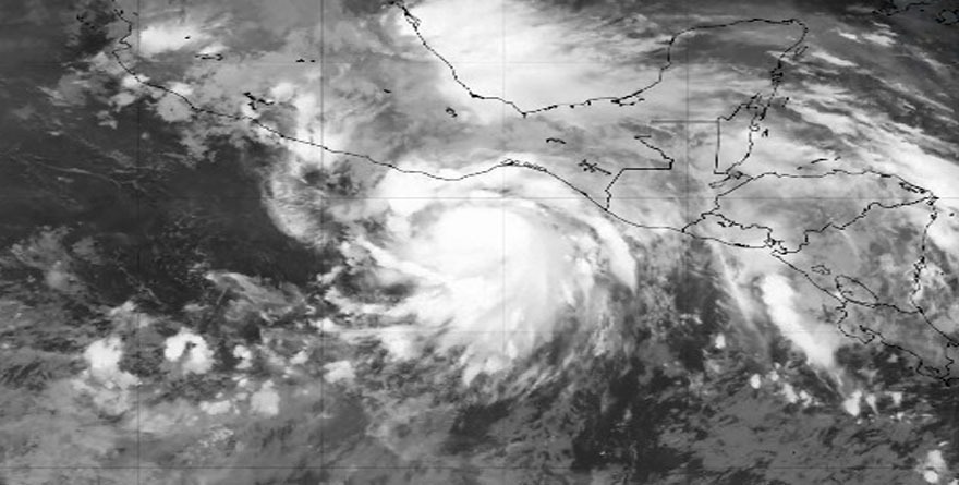 “ERICK” YA ES HURACÁN VA HACIA LAS COSTAS DE OAXACA Y GUERRERO