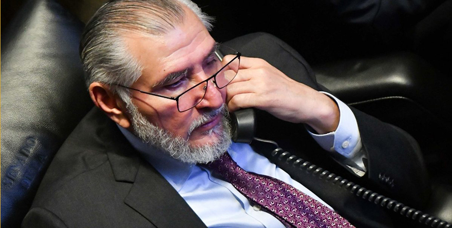 INCOMODA ADÁN, PERO NADIE LO TOCA