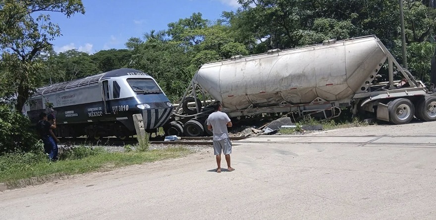 CHOCA TREN INTEROCEÁNICO  CON TRÁILER EN TABASCO