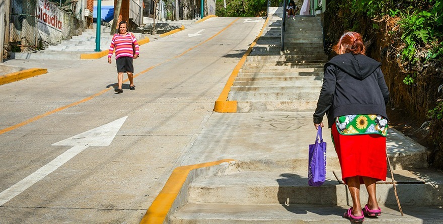 SUPERVISA ALBERTO ISLAS OBRAS EN COLONIAS DE XALAPA