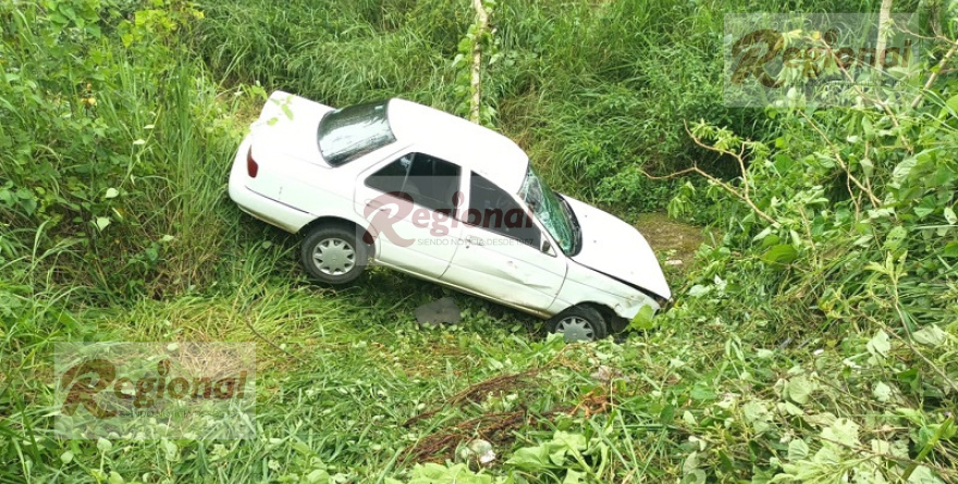 TSURU CAE A BARRANCO TRAS SALIRSE DEL LIBRAMIENTO COATEPEC