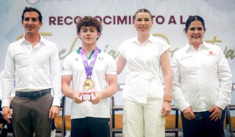 ENTREGAN RECONOCIMIENTOS A MEDALLISTAS
