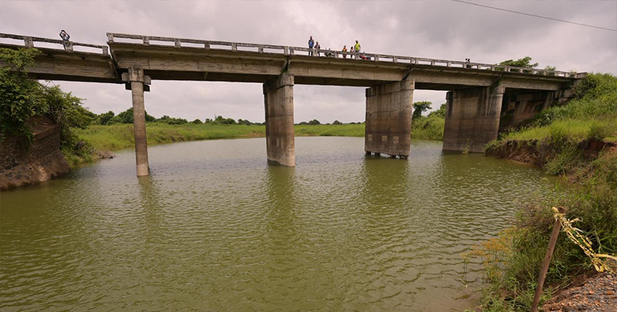 GOBERNADORA RECONSTRUIRÁ EL PUENTE EL MOSTAL