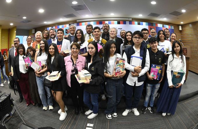 DONA UNAM LIBROS A SUS ESTUDIANTES DE BACHILLERATO
