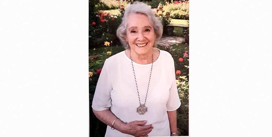 RINDEN HOMENAJE PÓSTUMO A CARMELITA ARANA