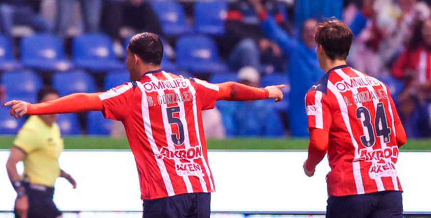 CHIVAS ESCALA LUGARES EN LA TABLA A COSTA DEL PUEBLA