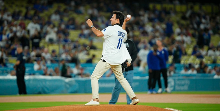 SERGIO PÉREZ LANZA LA PRIMERA BOLA EN JUEGO DODGERS-PHILLIES