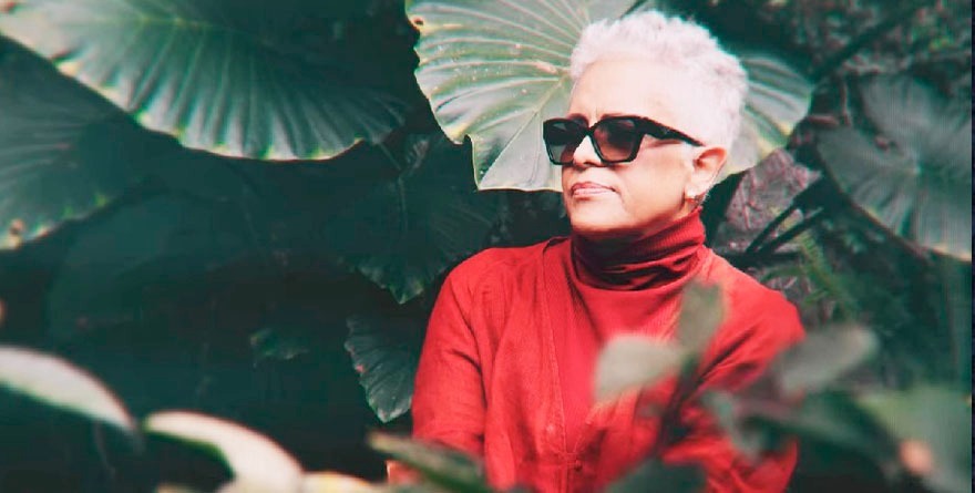 EUGENIA LEÓN ENCUENTRA FUERZA EN EL CANTO