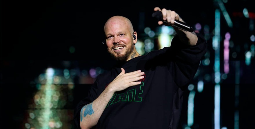 FANS ESPERAN  A RESIDENTE PARA MEGACONCIERTO  EN EL ZÓCALO