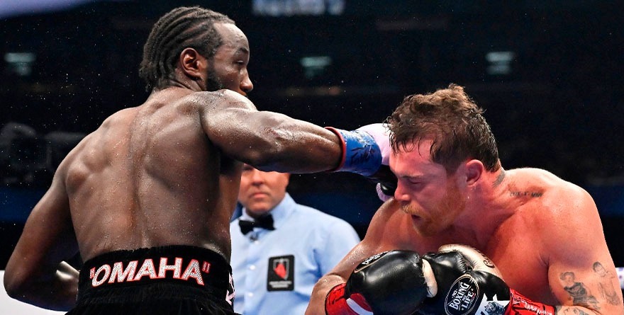 SORPRENDE CRAWFORD A CANELO Y LE ARREBATA LOS TÍTULOS